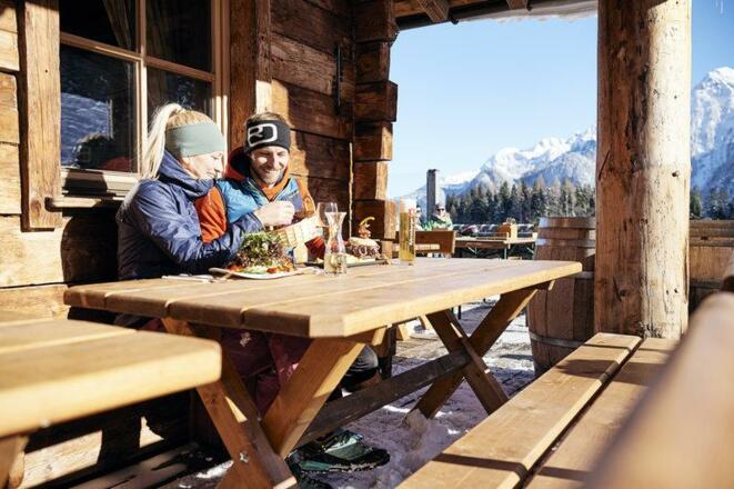 Winterliche Pause mit Köstlichkeiten im Brandnerta