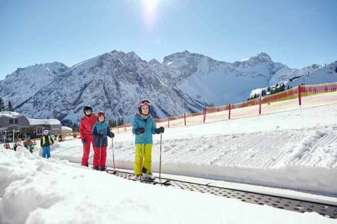 Familie auf dem Förderband (c) Alex Kaiser - Alpen