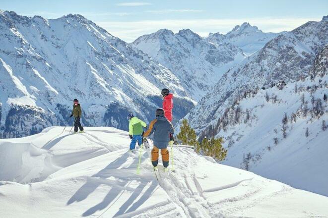 Familie beim Tiefschneefahren (c) Alex Kaiser - Al