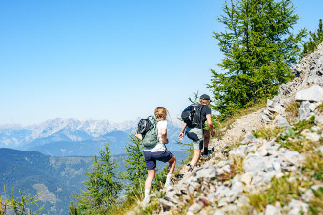Wanderer am Weg zum Aussichtsberg Lackenkogel
