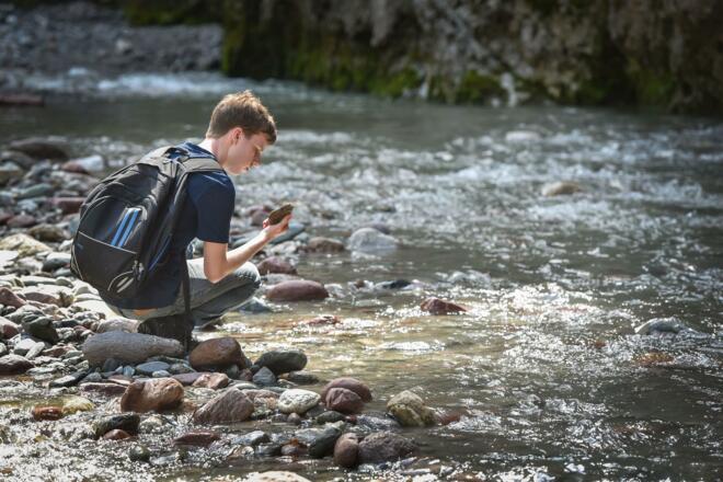 Steine sammeln im Bachbett der Kundler Klamm