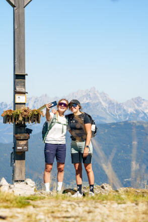 Selfie am Lackenkogel mit grandioser Aussicht auf die umliegende Bergwelt
