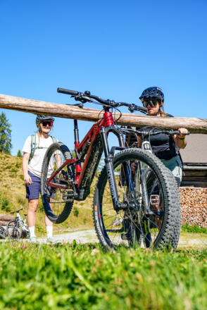 E-Biker am Weg zum Lackenkogel