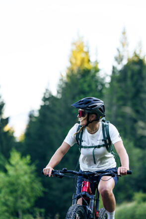 E-Bikerin am Weg zum Lackenkogel