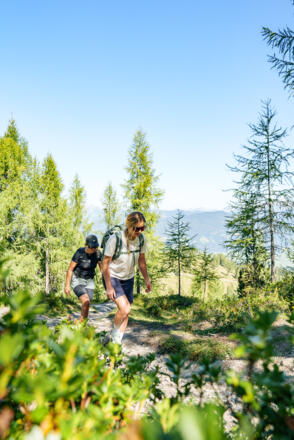 Wanderer am Weg zum Aussichtsberg Lackenkogel