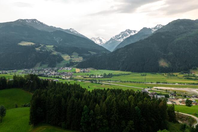 Hollersbach und links dahinter der Lachwald