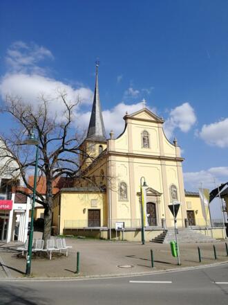 Poppenhausen - Blick vom Kirchplatz auf die Pfarrkriche St. Jakobus der Ältere