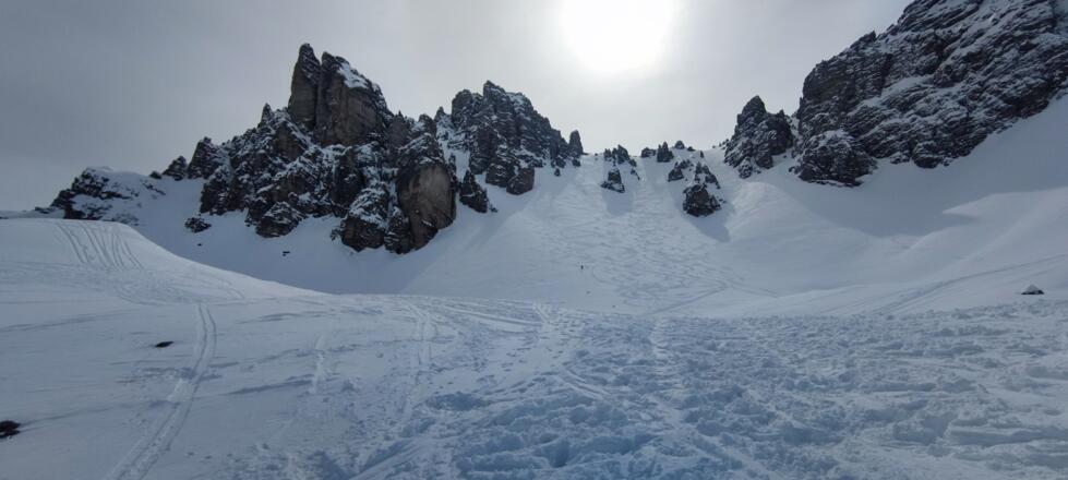 Links die Malgrubenspitze, versteckt daneben unsere Scharte und geradeaus die breite Flanke der Hochtennscharte