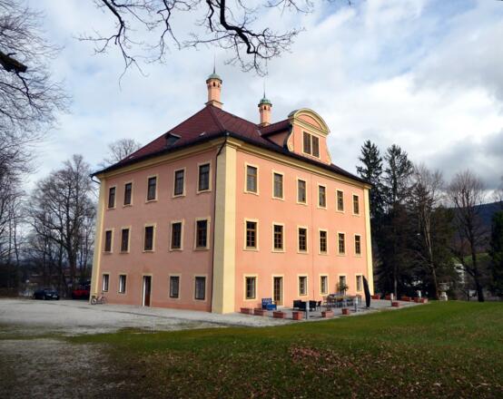 Einer der Besitzer von Schloss Urstein in Puch war Franz Dückher ( 1609 - 1671), Herausgeber einer berühmten Salzburger Chronik.