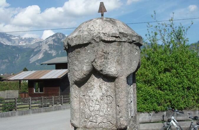 Initialen auf Pestsäule