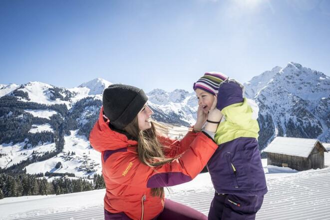Winterwandern Familie Hoehenweg @Dominik Berchtold