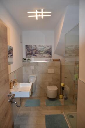 Badezimmer mit Pidet und Regendusche