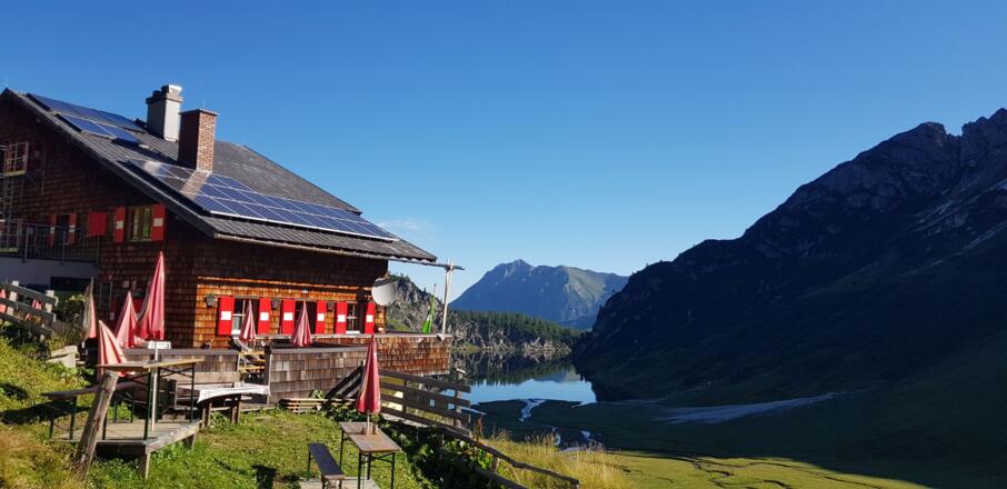 Von der Terrasse der Tappenkarseehütte genießt man den Blick auf den Tappenkarsee