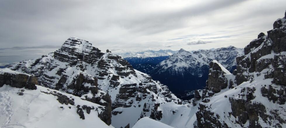 Ausblick auf die benachbarten Kalkkögel und die markante Serles im Hintergrund.