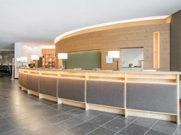 Rezeption-hotel-aqua-dome-tirol-therme-laengenfeld