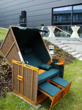 Entspannung im Strandkorb mit Blick auf die Donau