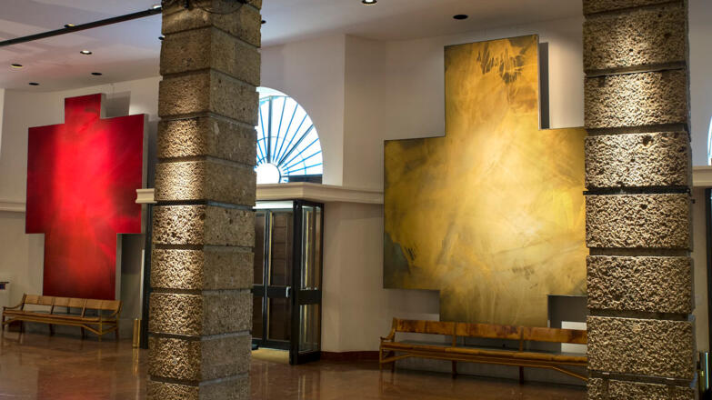 Großes Festspielhaus: Foyer mit Kunstwerken von Robert Longo