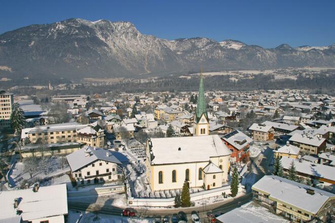 Kundl mit Kirche im Winter