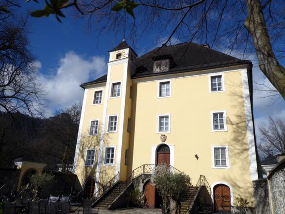 Schloss Wiespach in Hallein beherbergt eine Galerie und das Cafè PurPur.
