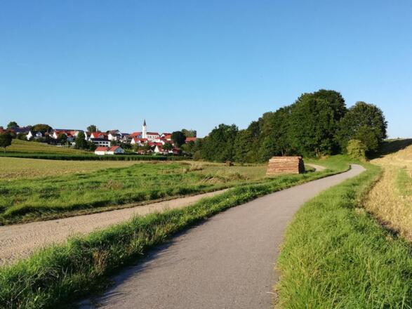 Auf dem Bockerlradweg bei Figlsdorf zwischen Attenkirchen und Nandlstadt