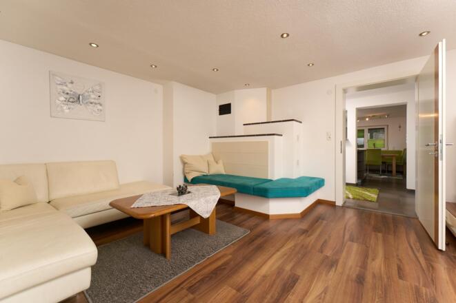 Wohnzimmer mit modernem Kachelofen