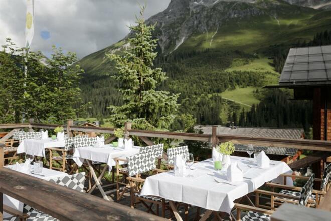 Schöne Bergkulisse beim Abendessen