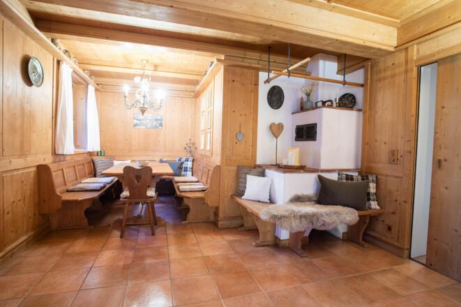 Essplatz und Kachelogen im Wohnraum