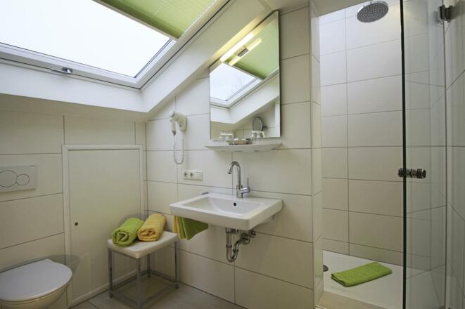 Zi 11 Dusche-Waschbecken