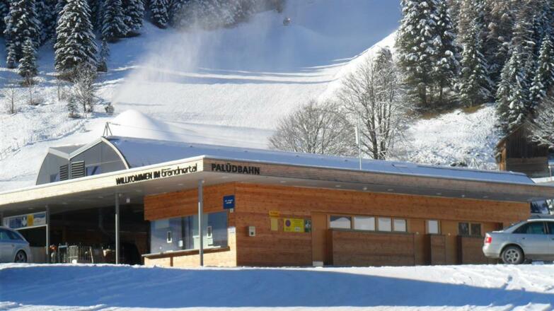Palüdbahn-5 Min mit dem gratis Skibus vom Brügga