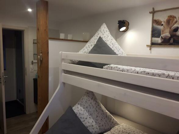 Bett mit Blick zum Waschbereich