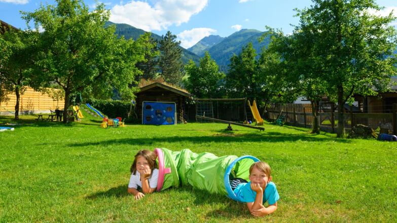 Großer Garten zum Spielen für die Kleinen