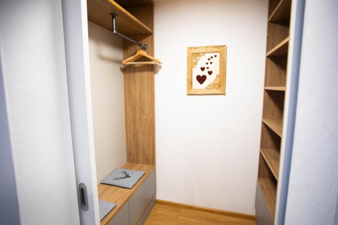 Begehbarer Kleiderschrank im Schlafzimmer 1