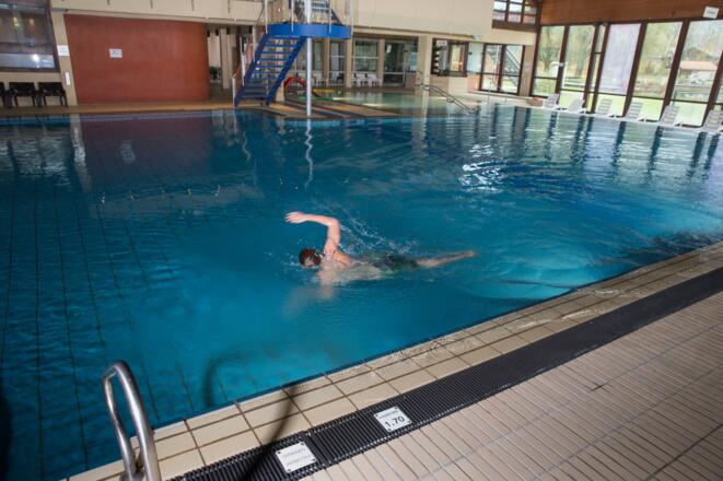 inzell-indoor-leute-badepark-schwimmen-kinder-spass