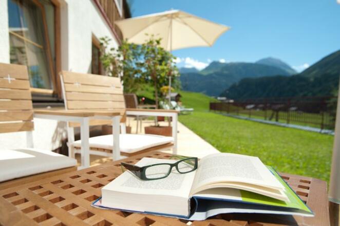 Lesen auf der Terrasse