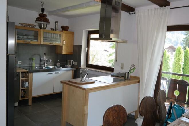 offene moderne Küche mit Geschirrspüler