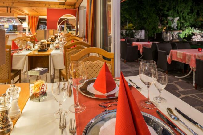 Restaurant abends mit Terrasse