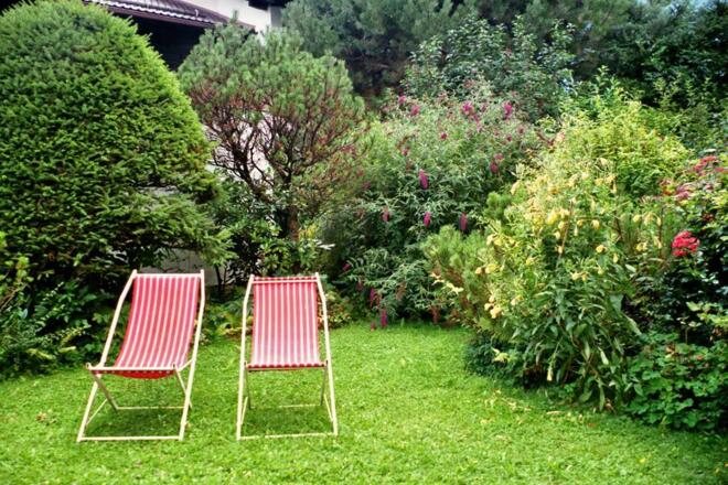 Liegestühle im Garten