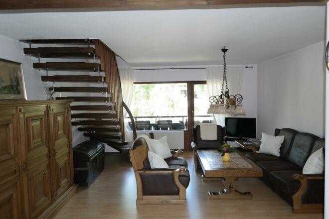 offener lichtdurchfluteter Wohnbereich