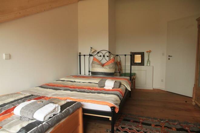 Schlafzimmer 1/2
