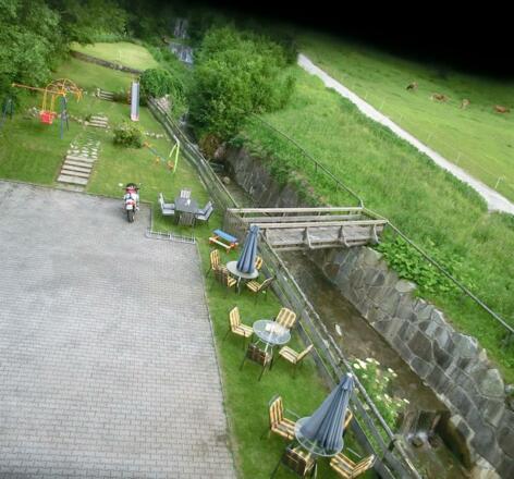 mit Blick auf den Wasserfall