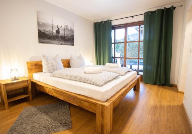 Schlafzimmer 1 im EG mit Zugang zur Terrasse