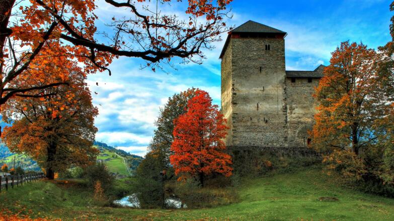 Die Burg im Herbstkleid