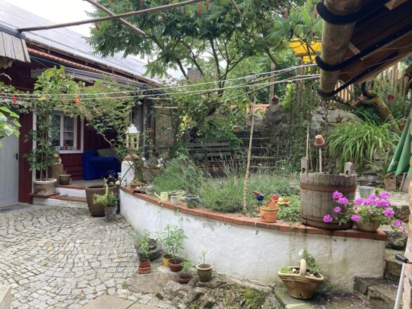 Garten lädt zum Entspannen ein