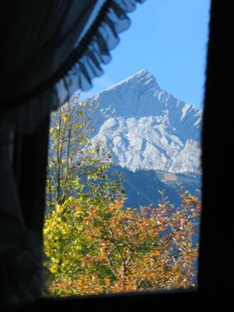 Blick durchs Fenster auf die Alpspitze