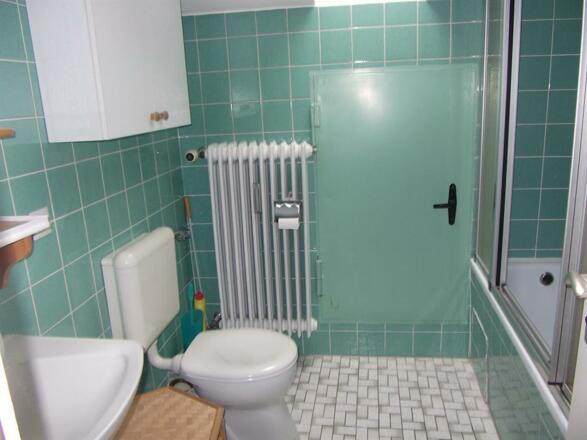 Bad mit Badewanne / Toilette