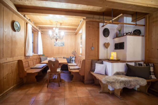 Essplatz mit Kachelofen