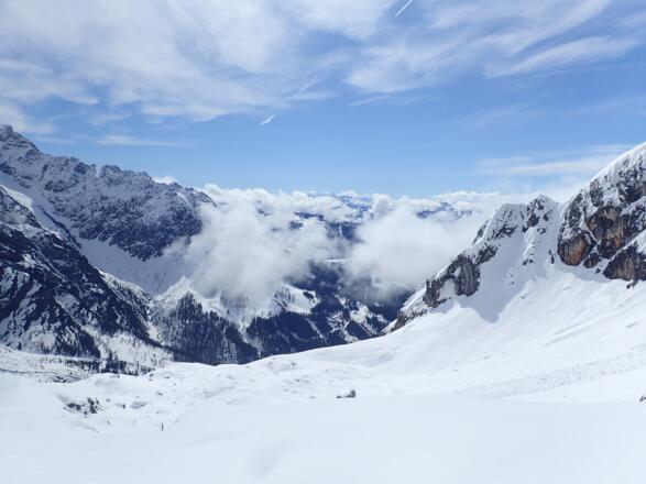 Ausblick vom Felsblock im Kogelkar Richtung Hohe Tauern