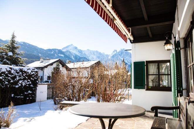 Terrasse mit Blick auf das Bergpanorama