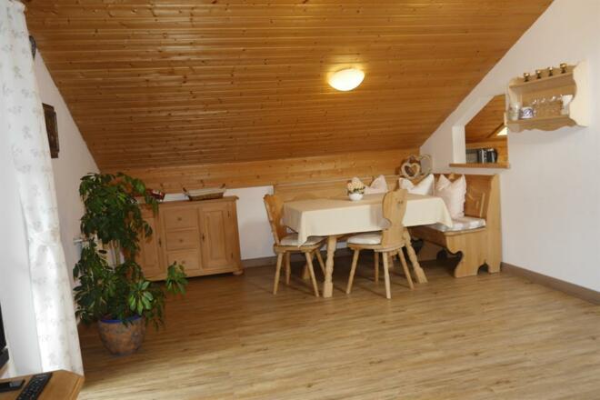 Essecke mit Durchreiche zur Küche