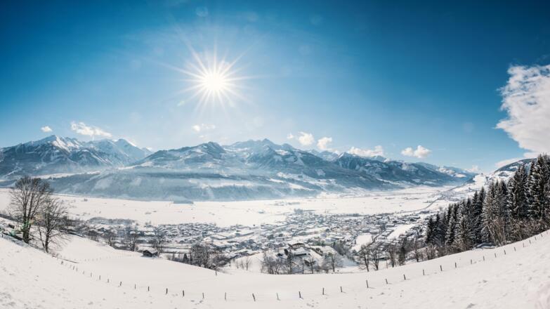 Blick über Piesendorf in die Hohen Tauern